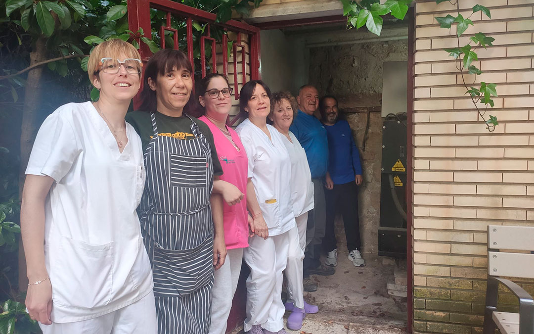 Jesús Gómez y José Ángel Gan (segundo por la derecha), una vez restablecida la normalidad, junto al generador de electricidad y Ana, Natalia, Arantzazu, Bea y Abigail, trabajadoras de la Residencia San Valero de Híjar. / Ana Gómez