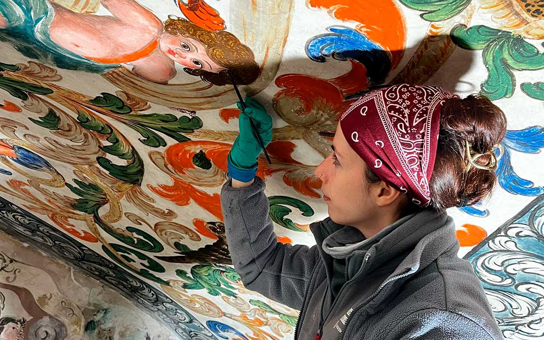 Una restauradora trabajando en las pinturas de la ermita de La Iglesuela / Fundación Santa María de Albarracín