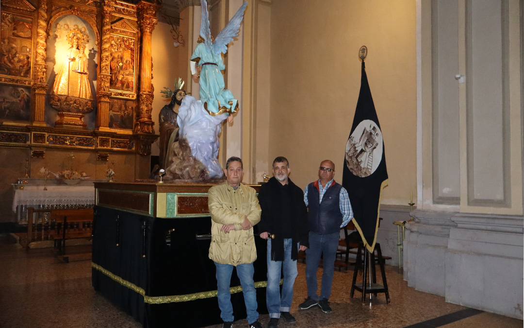 Alfredo Barberán, presidente del Santo Entierro; el escultor, restaurador y calígrafo, Toño Rapa y Carlos San Nicolás, miembro de la junta con la peana restaurada. / A.Z