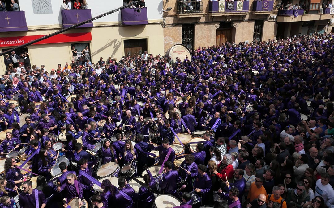 La plaza de España de Calanda abarrotada en la Rompida de 2025 / Marina Monreal