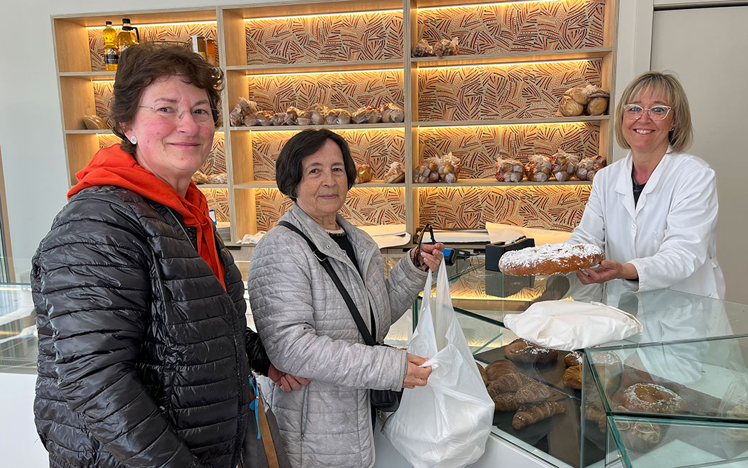 Vecinas comprando rosquetas en la panadería Manuel Cardete de Alcañiz. / C.O