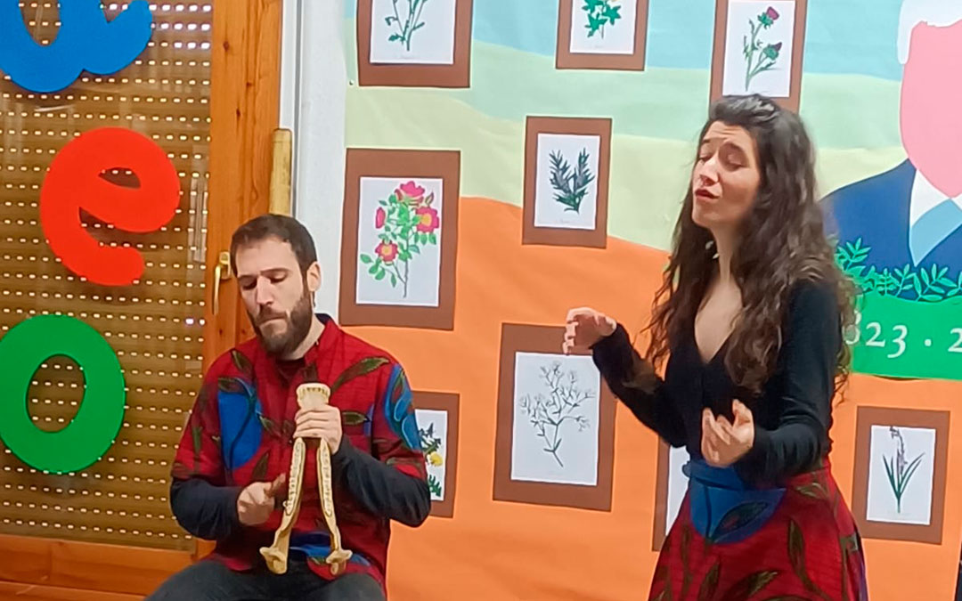 Ajayu Dúo en acción en Samper, en el cierre de las actuaciones. / L.C.