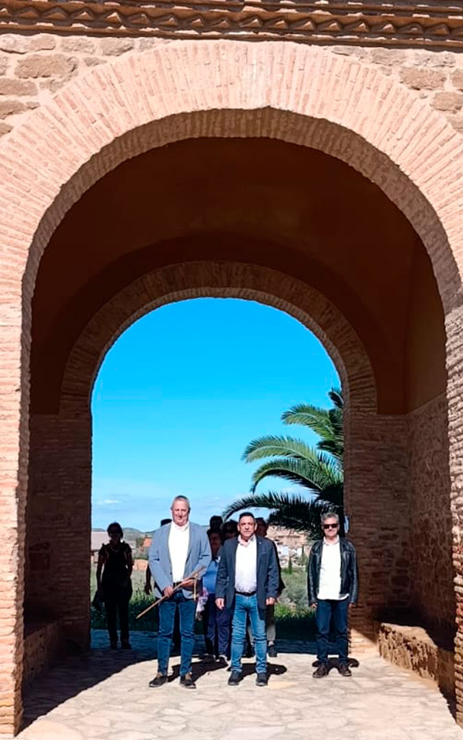Los dos alcaldes y el concejal de Semana Santa, Manuel Sevil, en la ermita. / Esther Pina