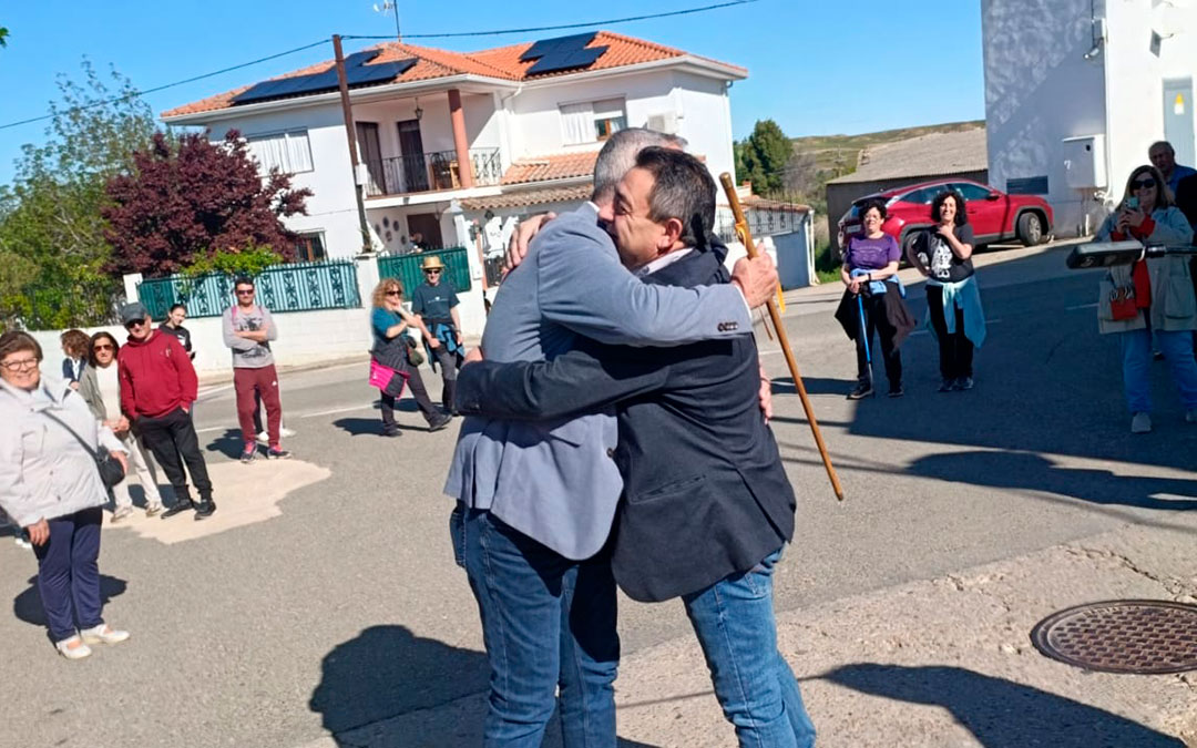 Abrazo de hermanamiento entre el alcalde de Samper, Alfonso Pérez, y el de Híjar, Jesús Puyol, al llegar a Samper. / Esther Pina