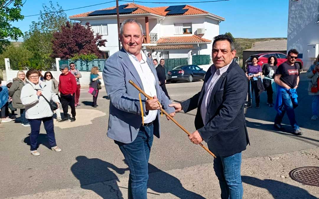 Jesús Puyol recibe la vara de mando de Alfonso Pérez (derecha) y con él, la protección de Santa Quiteria. / Esther Pina