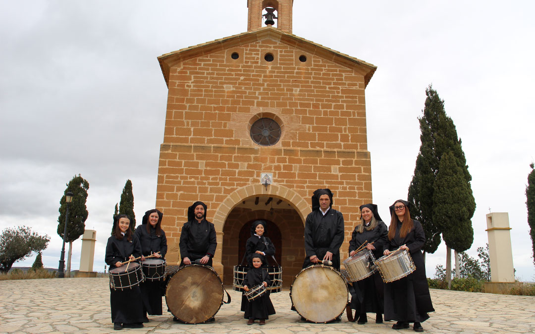 El presente y futuro de la familia, en el Calvario: (de izda. a dcha.) Julia Fandos Igado, junto a su tía Sara Marín Ibáñez y su tío Roger Igado Zapater, padres del pequeño Leo, en el centro. Detrás, José Fandos Igado, junto a su padre, José Manuel Fandos; su madre, Laura Igado Zapater y su tía, Marta Igado Zapater. / B. Severino