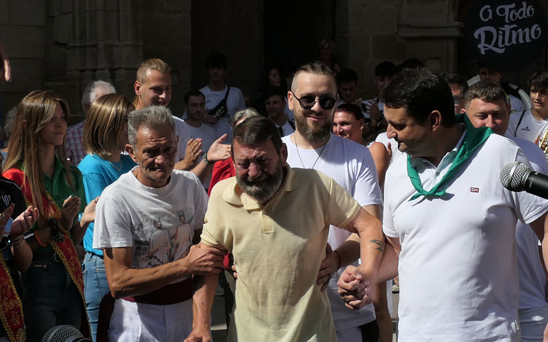 Santos Soro en 2023 saliendo al escenario de la plaza de España a recibir su homenaje. / Marina Monreal Rams