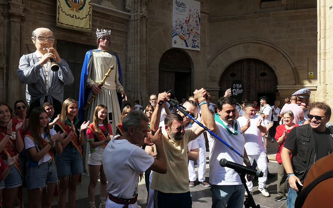 El Ayuntamiento de Alcañiz rindió homenaje a Santos Soro en el chupinazo de 2023, momento en el que pasó el testigo a su hijo Santi como pirotécnico. / Marina Monreal Rams
