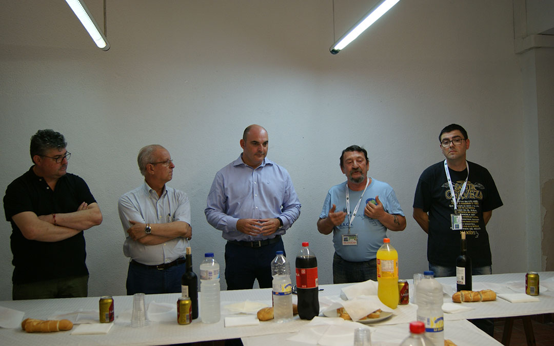 Soro pronunciando unas palabras en el aperitivo del encuentro de peregrinos en 2017. El entonces alcalde, Juan Carlos Garcia; el entonces presidente de la Comarca del Bajo Aragón, el (también fallecido) Manuel Ponz; y el entonces consejero comarcal, José Miguel Celma. / L.C.