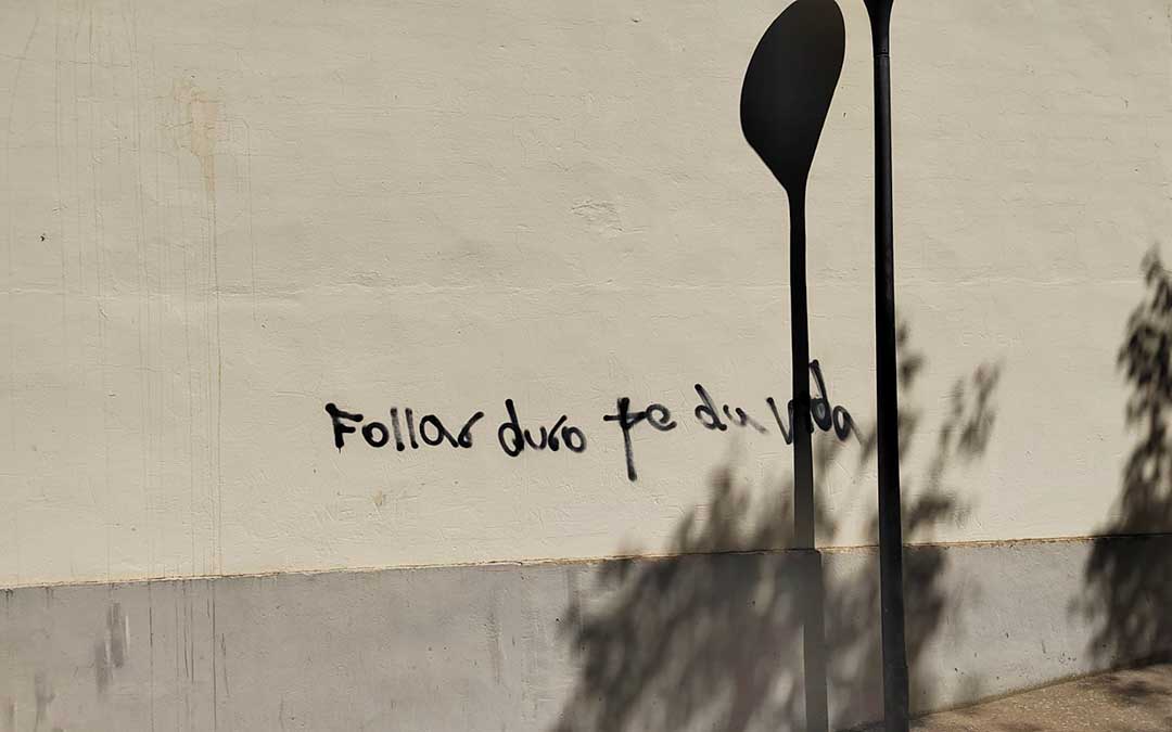 Una de las últimas pintadas que han aparecido en fachadas privadas de Alcañiz/. A.G.