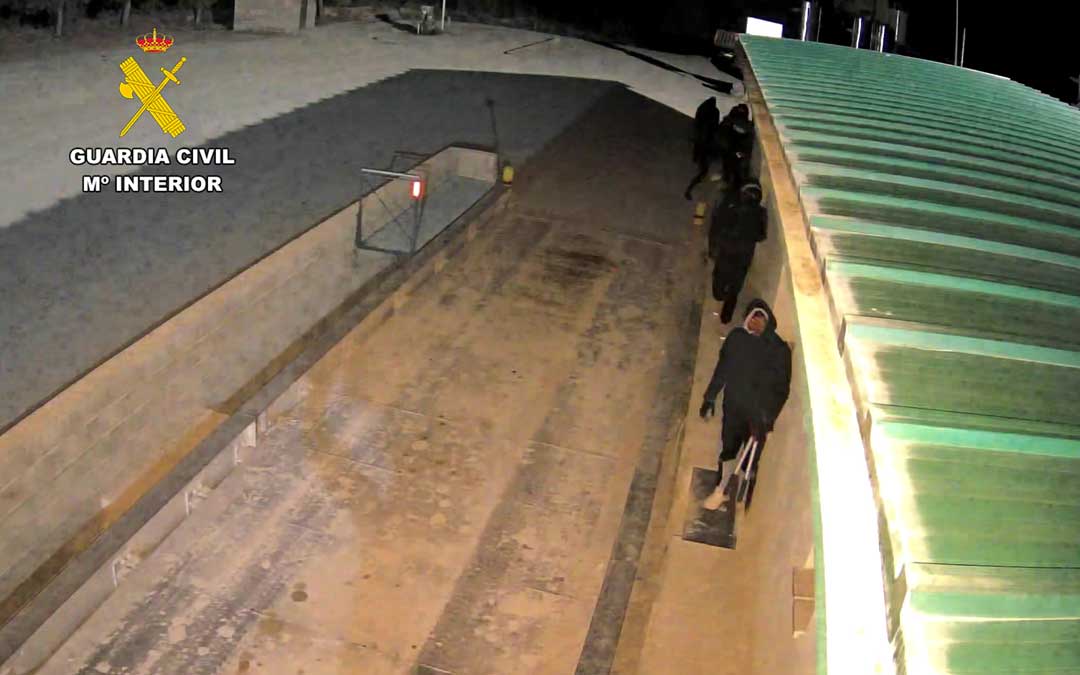 Imagen de una cámara de seguridad que captó el momento del robo./ G.C.