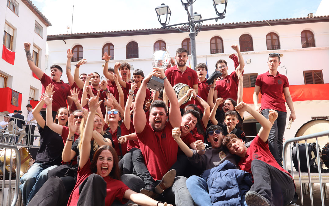 Foto de familia de la Cuadrilla El Torico de Teruel, ganadores de la 58 edición del Concurso Nacional de Tambores y Bombos. / A.Z