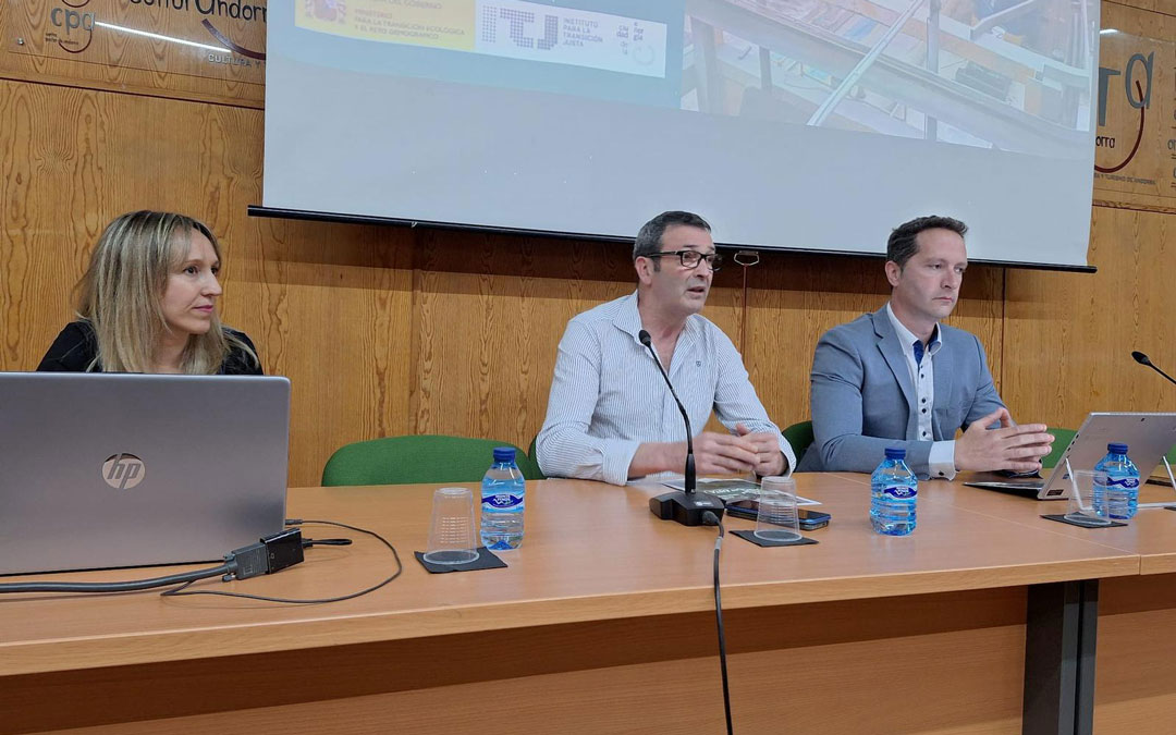 Elísabeth López, Rafa Guía y Enrique Gómez durante la presentación de las ayudas este martes en Andorra./ O.S.C.