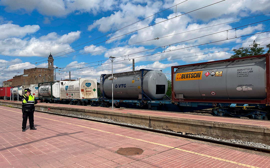 El tren de mercancías peligrosas parado este martes en la estación de Caspe./ S.F.