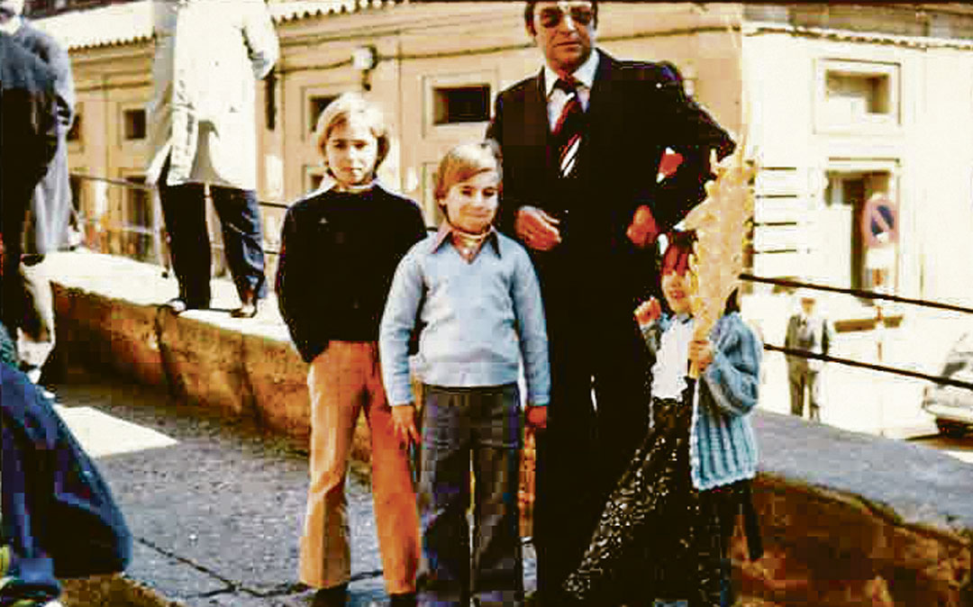 Los hermanos Guillermo, Manuel y Cuca, junto a su padre, Guillermo, en una Semana Santa. /Archivo familiar