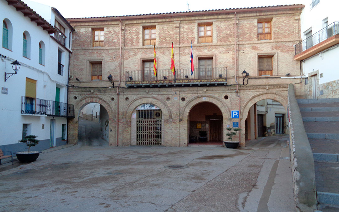 Vista del ayuntamiento de Urrea de Gaén. / Valdecara