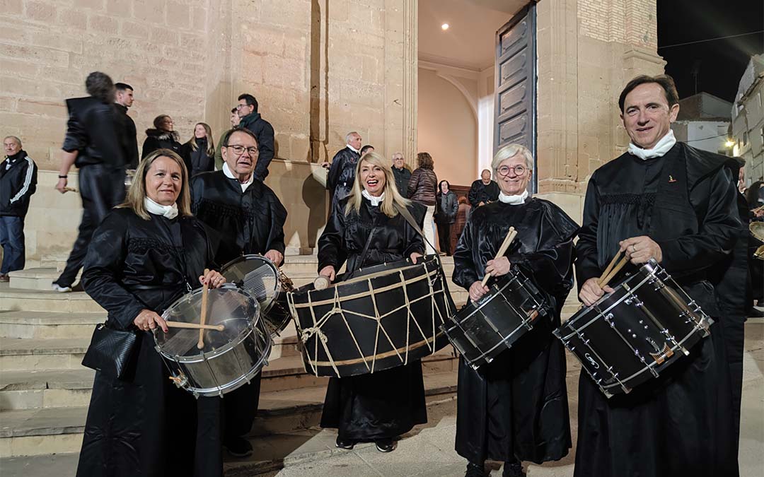 Un grupo de vecinos de Urrea de Gaén emocionados como si fuese la primera vez./ A.S.