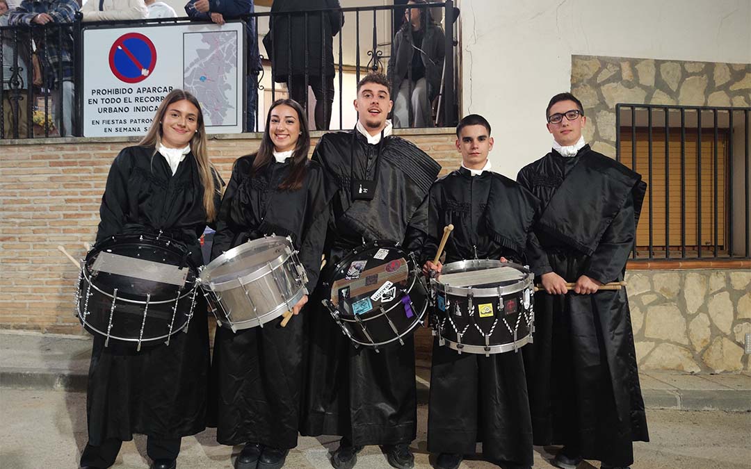 Grupo de jóvenes viven con intensidad este noche./ A.S.