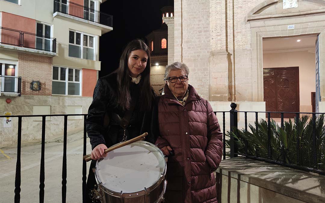 Dolores emocionada acompaña a su bisnieta, Paula, al acto de romper la hora./ A.S.