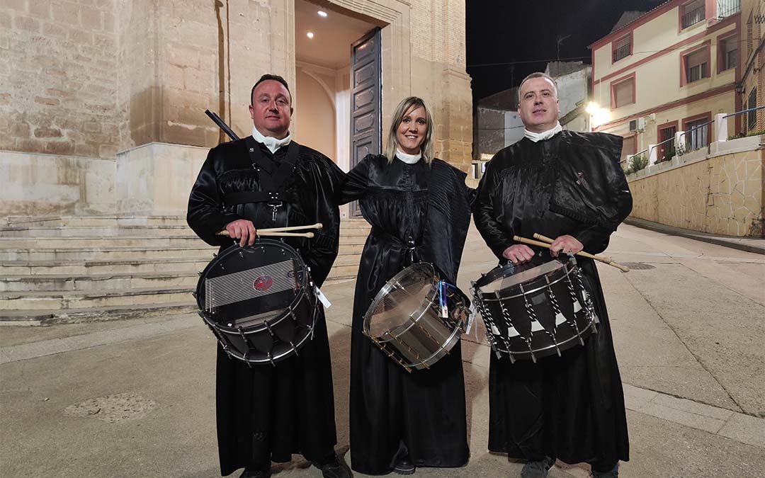 La alcaldesa, Silvia Blasco, acompañada de sus quintos también ha hecho resonar su tambor./ A.S.