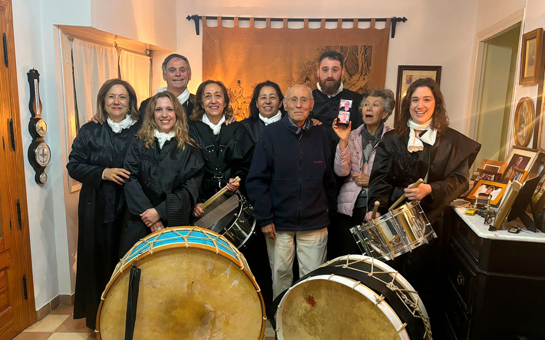 Conexión con quien no puede estar: ahora es videollamada pero antes por cabina de teléfono al Romper la Hora. En la imagen, Joaquín Sanz Montañés (ya fallecido), en el centro el año pasado, sonríe para la foto con sus hijas Pili y Ana y su yerno Manuel a la izquierda; con sus nietos Manuel e Inés a la derecha, y rodeado de más familiares que acudieron a casa para hacer la videollamada en el teléfono. / Archivo familiar