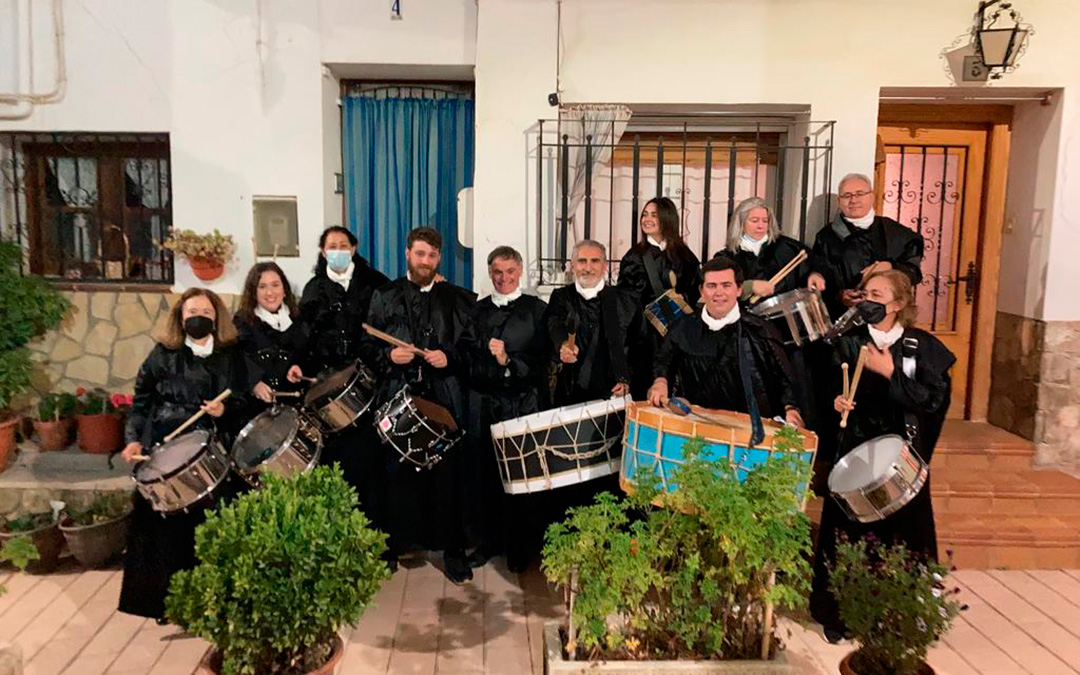 La primera vez que se volvieron a reunir en Urrea en pandemia cuando ya se pudo viajar de nuevo. Arriba a la derecha, Joaco, el segundo de los hermanos y que reside en Estados Unidos viaja para estar en Semana Santa siempre que puede con su familia. / Archivo familiar