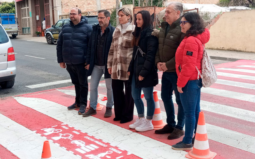 En el Matarraña se ha pintado simbólicamente un paso de cebra inclusivo con pictogramas por el Día Mundial de Conciencia sobre el Autismo. / Montse Lamarca