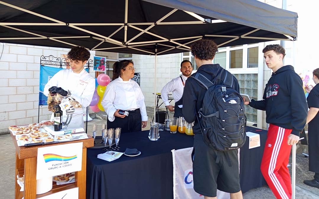 El departamento de Hostelería del propio IES Matarraña participó activamente en la feria./ M.J. Salvador.