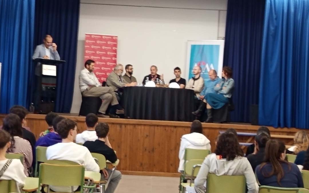 Mesa redonda dentro de la I Feria de Orientación Académica y Profesional del IES Matarraña./La COMARCA