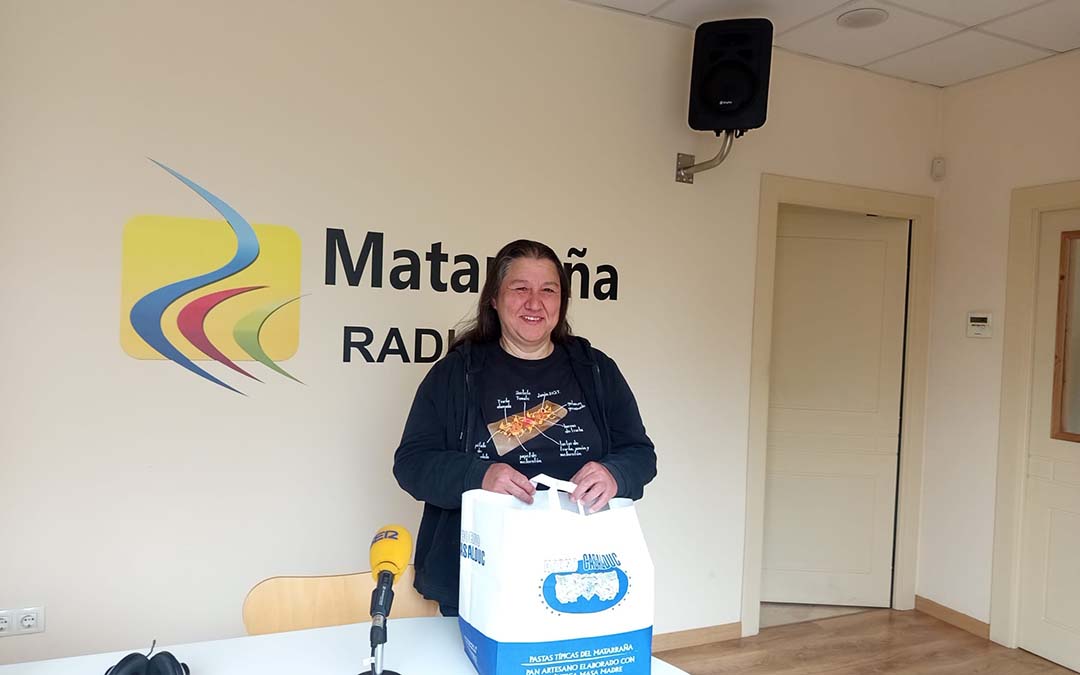 Araceli Alonso, recibe el premio de las matrículas, en los estudios de Matarraña Radio./La COMARCA