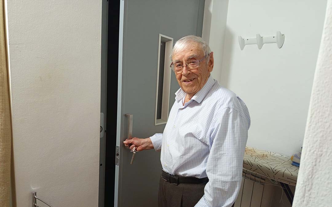 El señor Rafael Serret, vecino de Valderrobres, se quedó atrapado durante el apagón en su ascensor./M.J. Salvador