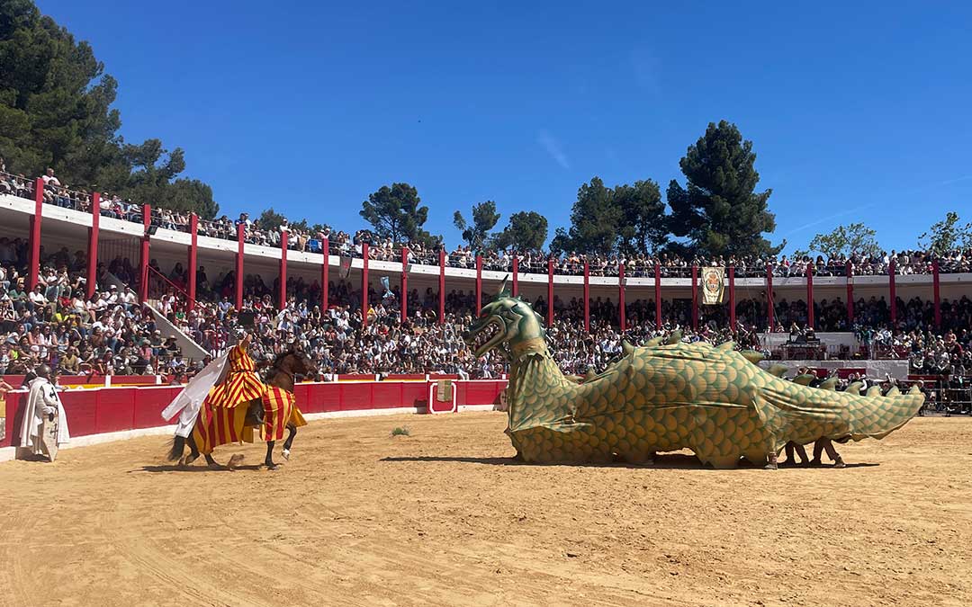 Instante en el que el caballero, Ángel Alcaraz, ha derrotado al dragón con un ramillete de flores / Sofía Fondevila