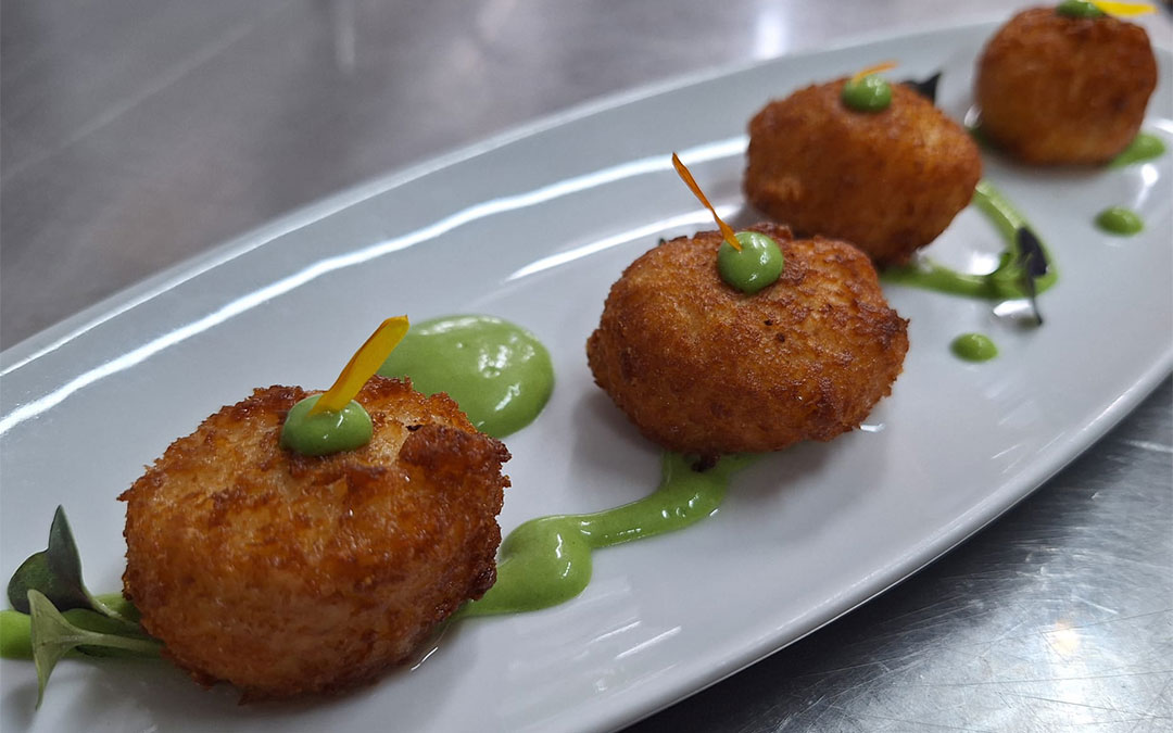 Vieiras empanadas con salsa de cilantro, coco y lima