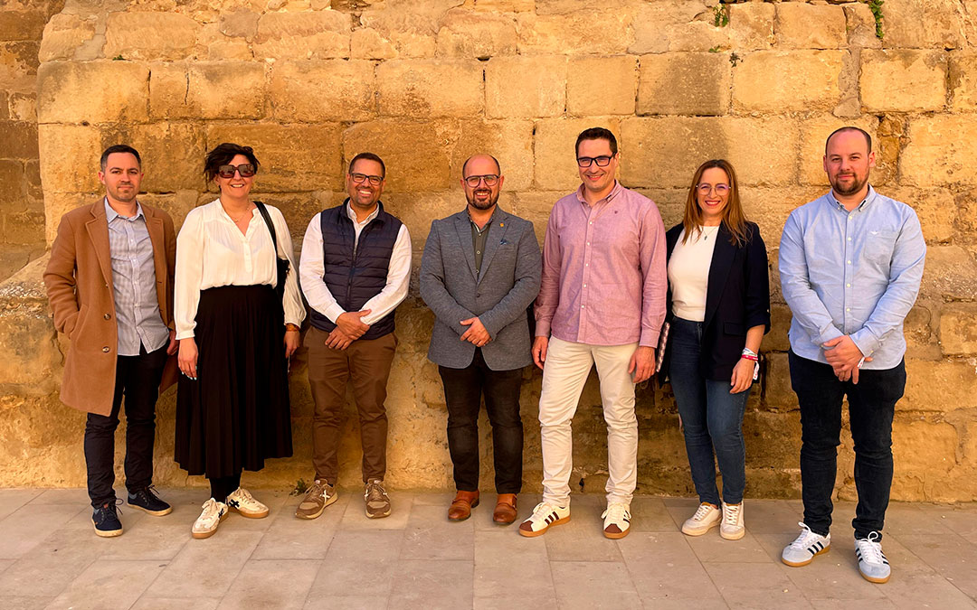 Foto de archivo de Alberto Izquierdo en una visita a Caspe en abril de 2025 con los tres concejales de Somos Caspe y la comitiva del PAR./ S.F.