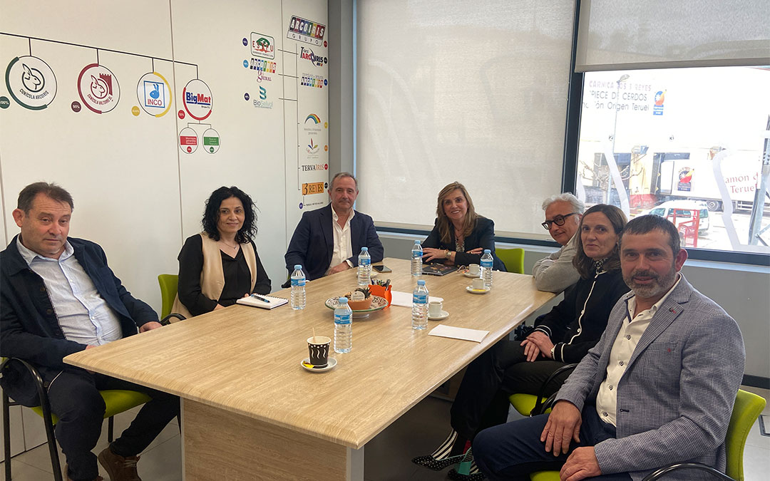 Visita del consejero de Agricultura, Javier Rincón, junto a las directoras generales de Calidad y Seguridad Alimentaria y de Innovación y Promoción Alimentaria, Aitziber Lanza y Amparo Cuéllar a las instalaciones de Arcoíris. / A.Z