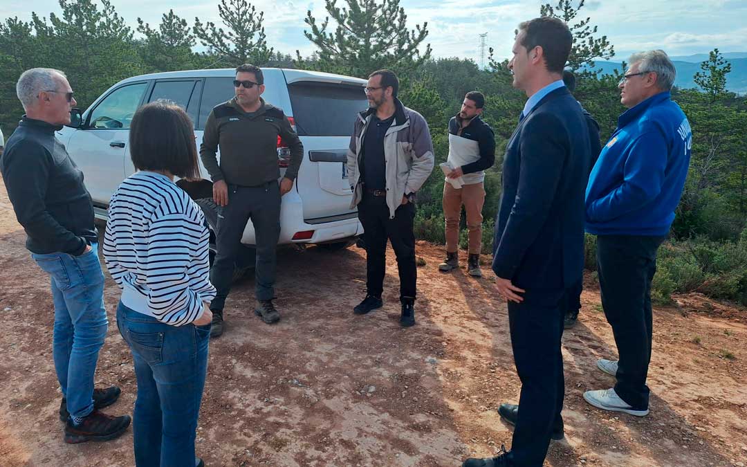 El alcalde, Manuel del Río, junto al subdelegado de Gobierno y los técnicos de la dirección general./ AYTO