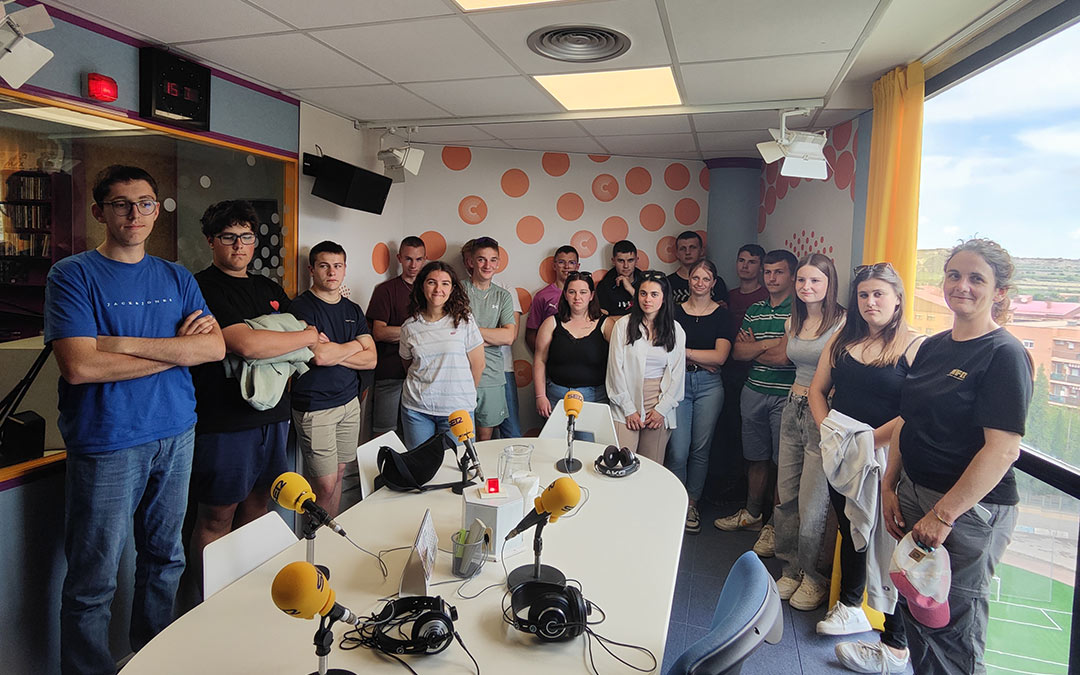 Estudiantes franceses de agropecuaria visitan los estudios de radio La Comarca. /La Comarca