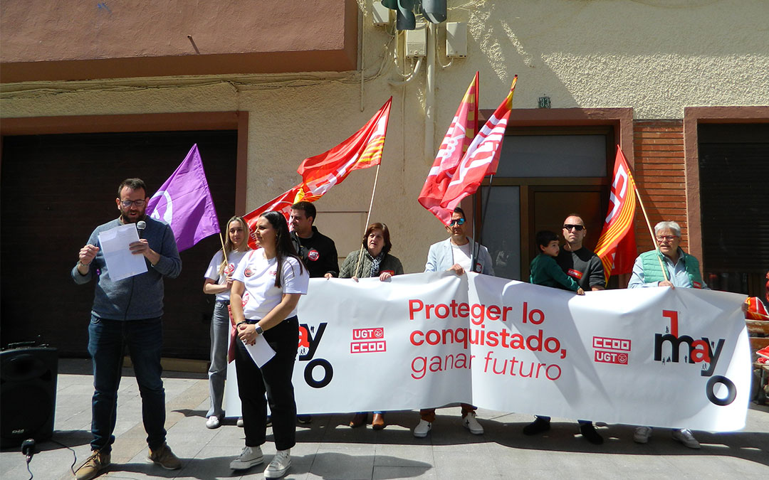 Lectura del manifiesto durante la concentración ayer en Andorra con motivo del 1 de mayo, Día del Trabajador. / S.C