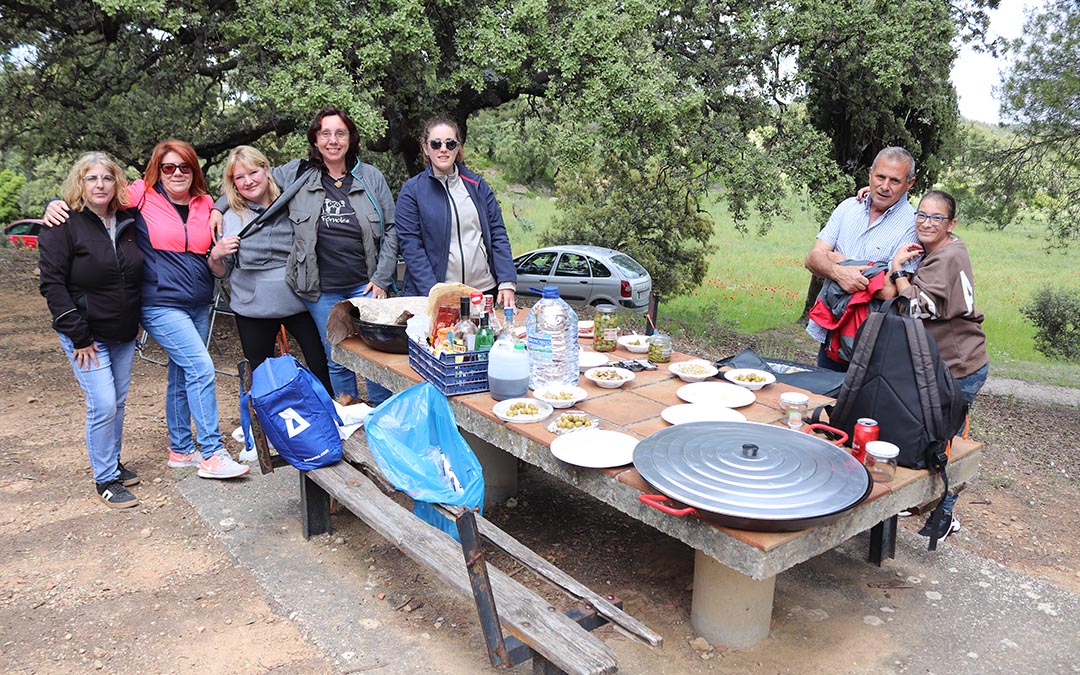 Grupos de amigos y familiares se agruparon para comer en una jornada de hermandad. /A.S.
