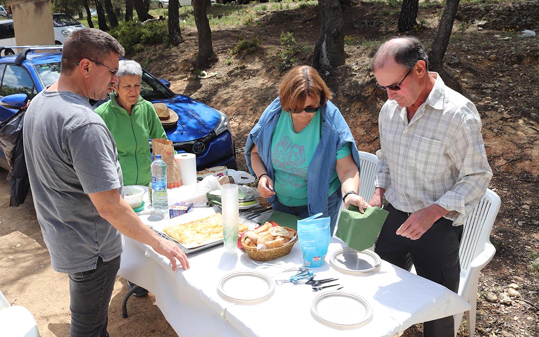 Grupos de amigos y familiares se agruparon para comer en una jornada de hermandad. /A.S.