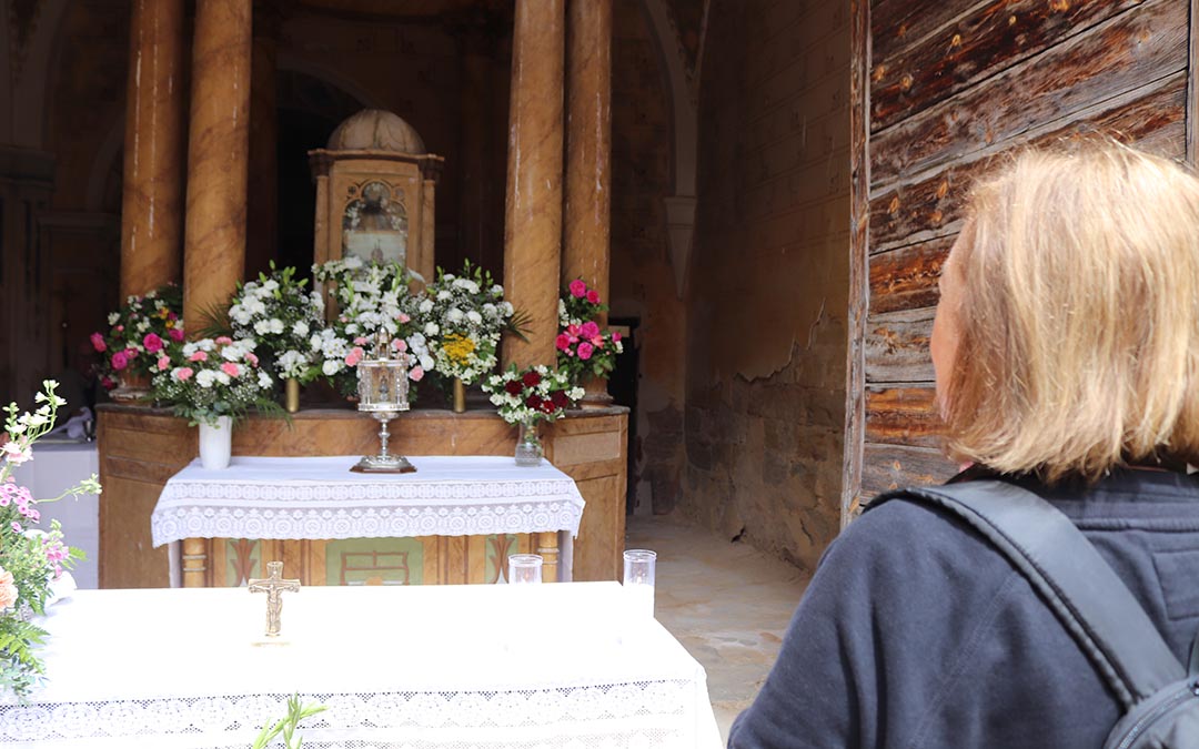 Con fe y esperanza, los feligreses se acercaron a la Virgen para confiarle sus peticiones. /A.S.