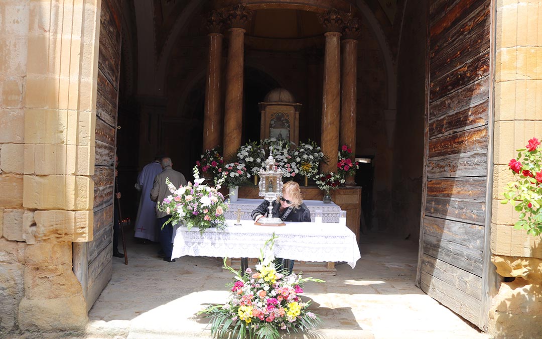 Con fe y esperanza, los feligreses se acercaron a la Virgen para confiarle sus peticiones. /A.S.
