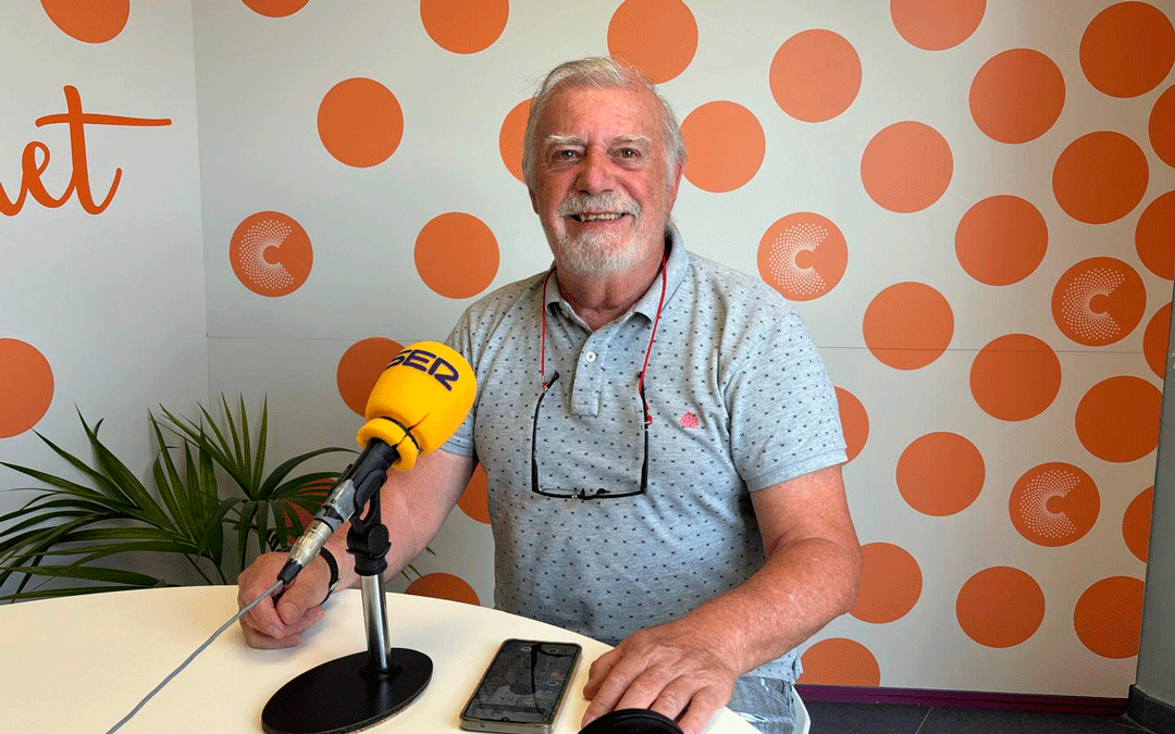 Jesús Ponz en los estudios de Radio La Comarca./ L.C.