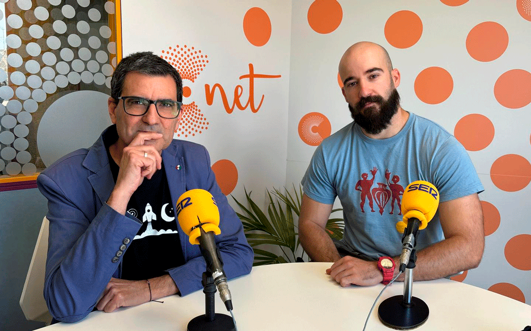 Francisco Castro y Laguéns en los estudios de Radio La Comarca./ L.C.