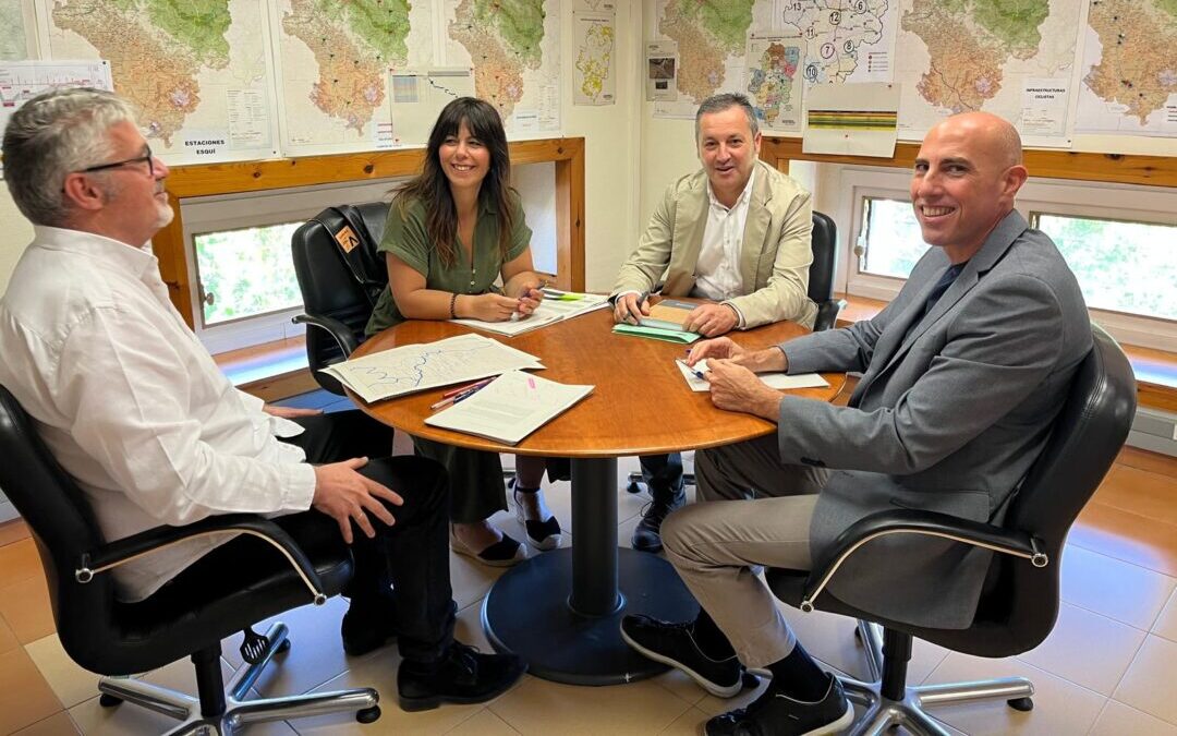 Instantes de la reunión, de izq. a dcha: Luis Echavari, María José Alonso, Javier Larraz y David Sánchez. / Cuencas Mineras