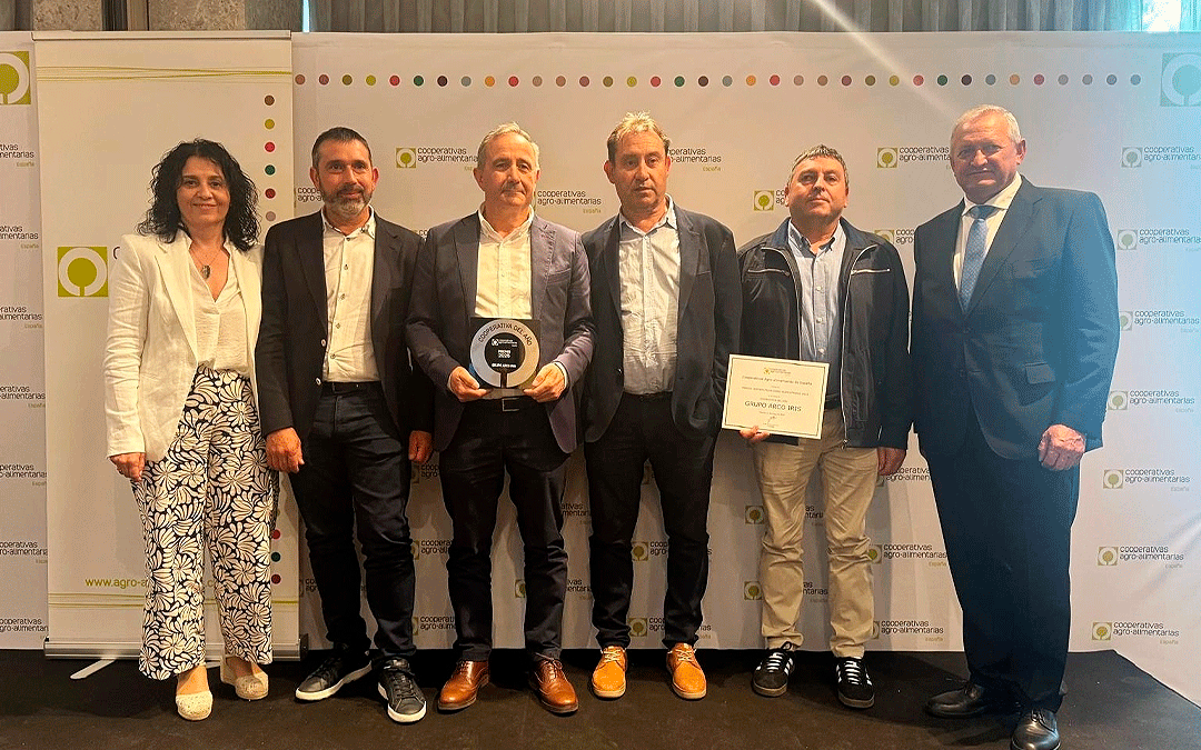 Javier Rincón, presidente de Grupo Arcoiris recogiendo el reconocimiento./ Grupo Arcoiris