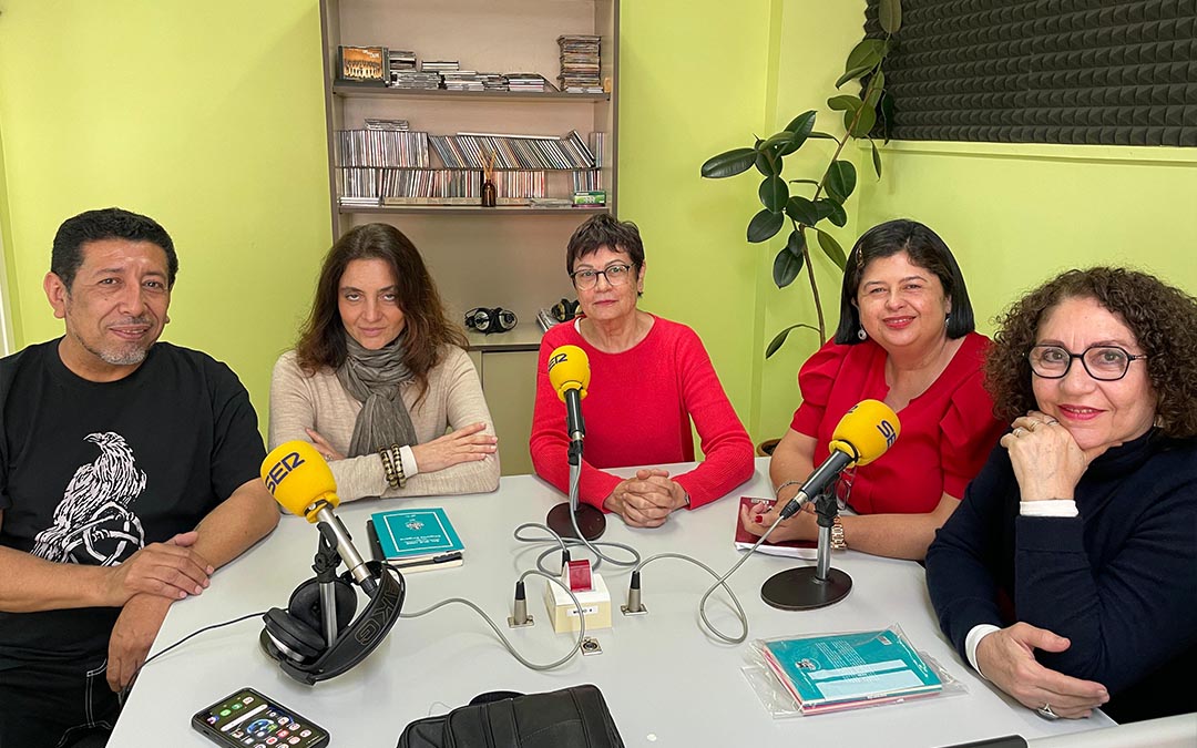 Samuel Trigueros, Merche Llop, Edda Armas, Alejandra Munguía, Zingania Zingone; en Radio Caspe./ S.F.