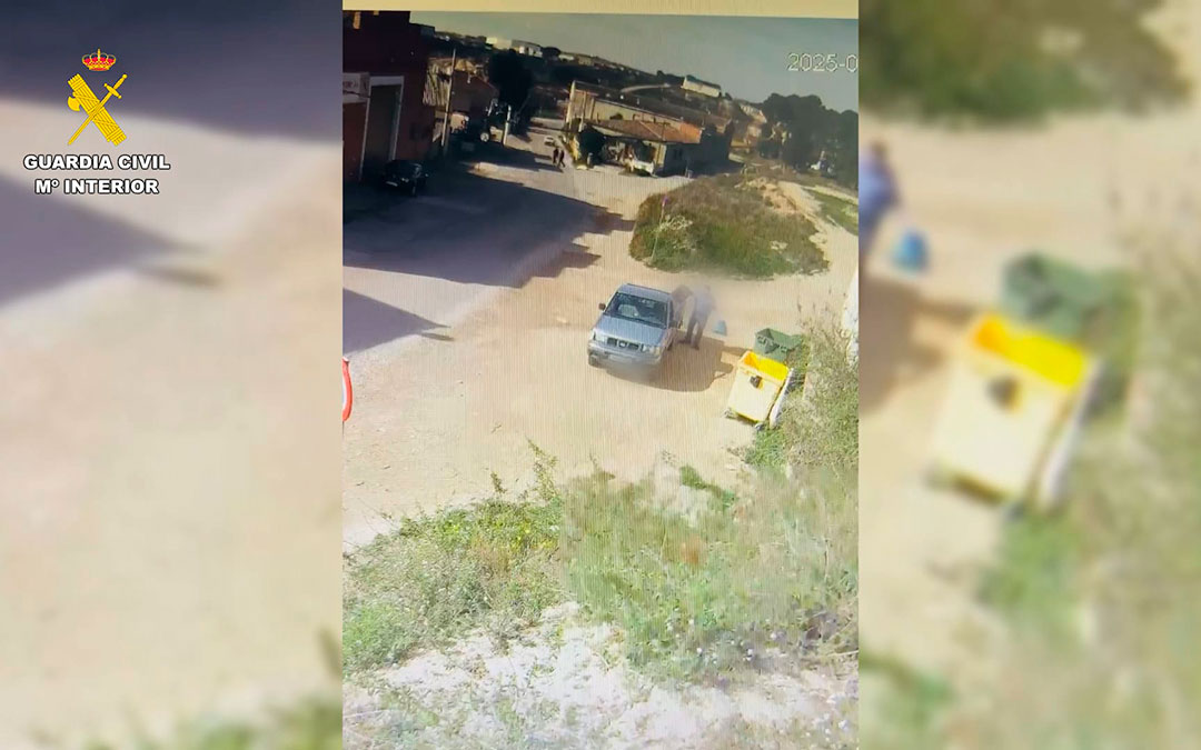 Imagen tomada por una cámara de seguridad del momento del abandono./ G.C.