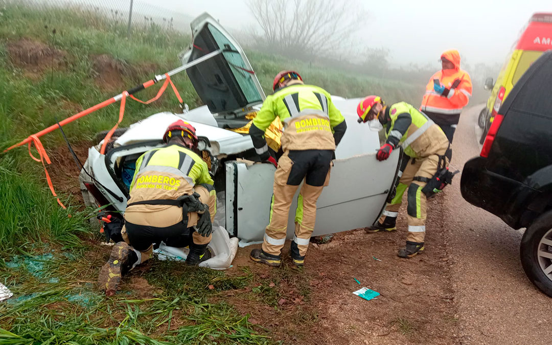 Los bomberos tuvieron que excarcelar a la víctima en el accidente de La Iglesuela del Cid./ DPT