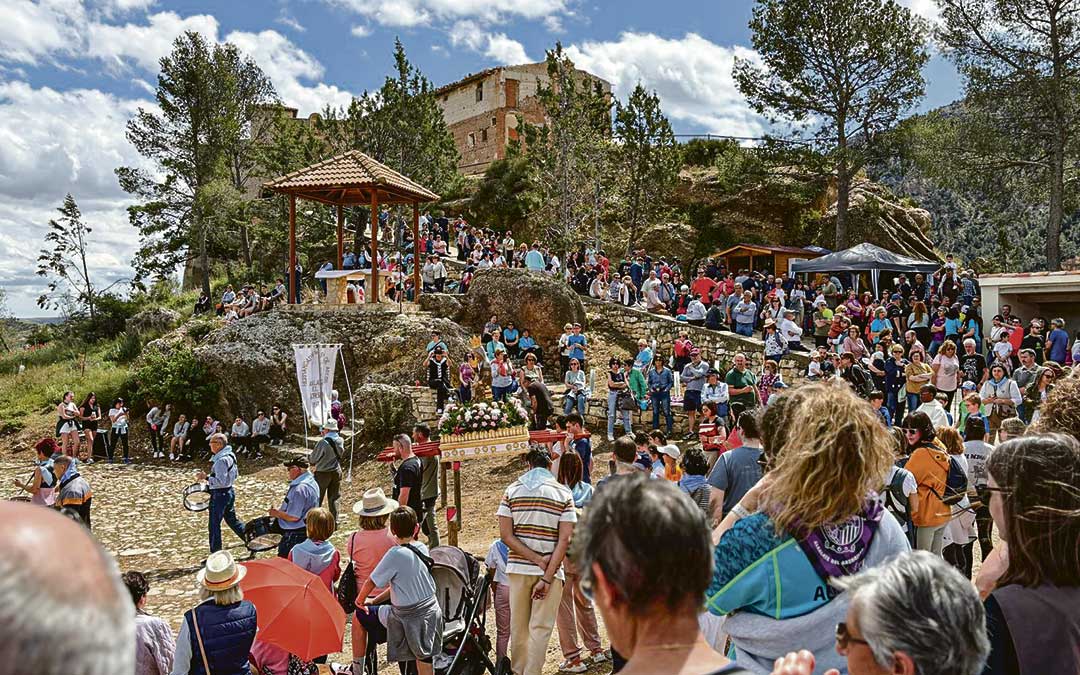 Aspecto del santuario de Arcos el Domingo de Rosario en la procesión con los alabarderos marcando el paso. / A. M.